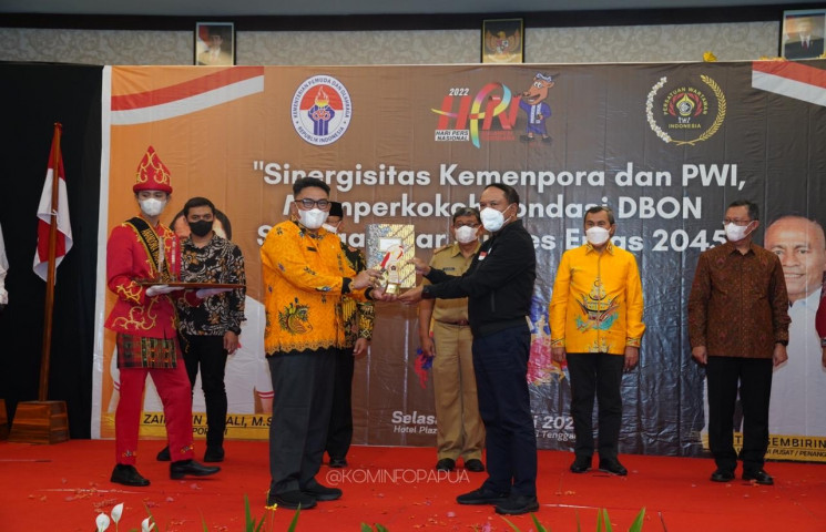 12 Kepala Daerah Terima Penghargaan Inisiator Olahraga SIWO PWI, Salah Satunya Gubernur Enembe